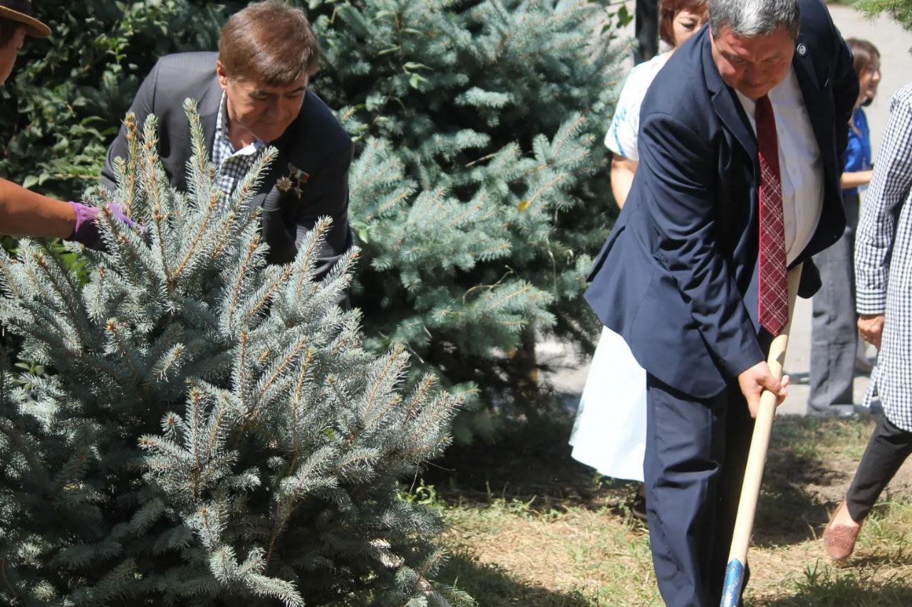 Салижан Закирович  Шарипов сажает дерево